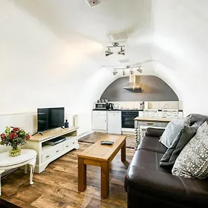 unique-1-bedroom-apartment-bath.tophotelsbath.com/