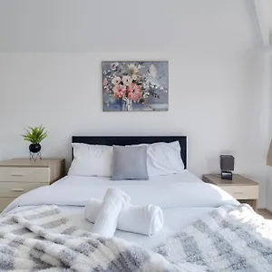 Comfy Moseley Holiday home
